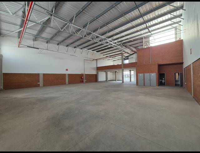 800M² WAREHOUSE TO LET IN LONGLAKE